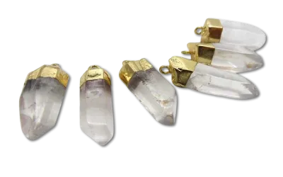 Transparente Bergkristallspitze als Anhänger mit goldfarbener Metallkappe