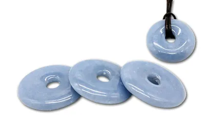 Himmelblauer runder Angelit Donut Edelstein aus Peru mit 30 mm Durchmesser