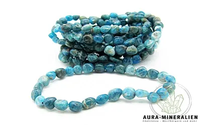 Blaues Apatit Armband mit natürlichen Nuggets aus Madagaskar auf elastischem Band.