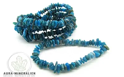 Splitterarmband aus leuchtend blauem Apatit aus Brasilien auf elastischem Band.