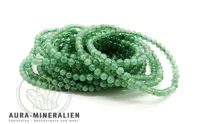 Zartes Kugelarmband aus 3-4mm kleinen, sattgrünen Aventurin-Perlen auf elastischem Band.