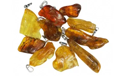 Honiggelber baltischer Bernstein Anhänger mit silberfarbener Öse und natürlichen Einschlüssen – Aura Mineralien