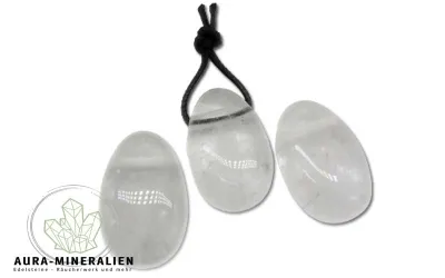 Transparenter Bergkristall Tropfenanhänger aus Brasilien mit seitlicher Bohrung.