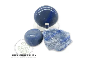 Blauquarz Set von Aura Mineralien mit Rohstein, Trommelstein und Scheibenstein für Entspannung und Kommunikation.