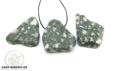Gebohrter Stonehenge Bluestone Dolerit Anhänger in flacher Form aus Wales.