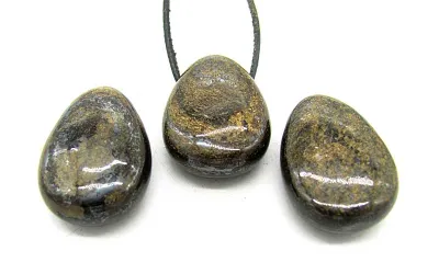 Bronzit Anhänger in Tropfenform mit seitlicher Bohrung aus Brasilien.