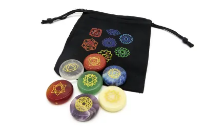 7-teiliges Chakra Edelstein Set mit gravierten Symbolen und Stoffbeutel von Aura Mineralien.