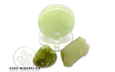 China Jade Set von Aura Mineralien mit Rohstein, Trommelstein und Scheibenstein in Grün für Balance und Schutz.