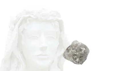 Diamanten Roh / Hildegard von Bingen Steine Kleiner natürlicher Rohdiamant in Nahaufnahme, ca. 0,5 Karat aus Südafrika.
