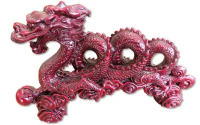 Detailreicher Feuerdrache aus Kunstharz, 30 cm lang, mystische Schutzfigur für Feng Shui im Osten bei Aura Mineralien.