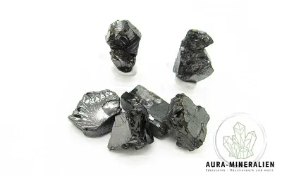 Edelschungit aus Karelien in kristalliner Form mit metallischem Glanz.