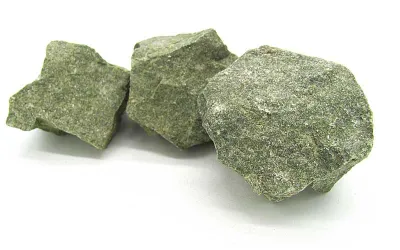 Grüner massiver Epidot Rohstein aus Rajasthan, Indien.