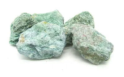 Grüner glitzernder Fuchsit Rohstein aus Bahia, Brasilien.