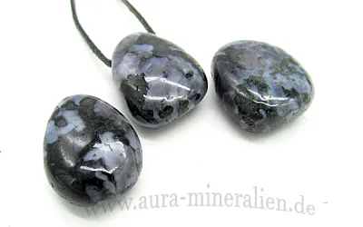 Dunkler Mystic Merlinit Gabbro Anhänger aus Madagaskar mit seitlicher Bohrung.