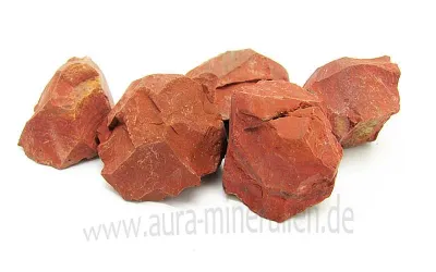 Kräftig roter Jaspis Rohstein in unbehandelter Form aus Indien.