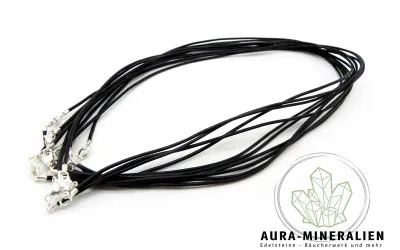 Schwarzes 1,5mm Lederband mit versilbertem Verschluss und extra dünnem Endstück für Steinanhänger.