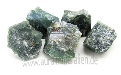 Unbehandelter Moosachat Rohstein aus Indien mit grünen Hornblende-Einschlüssen.