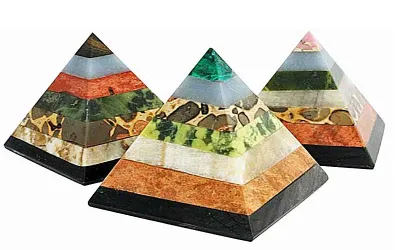 Pyramiden aus bis zu 7 Lagen Ste...