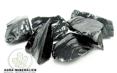 Tiefschwarzer Obsidian Rohstein aus Mexiko mit charakteristischem Glanz.