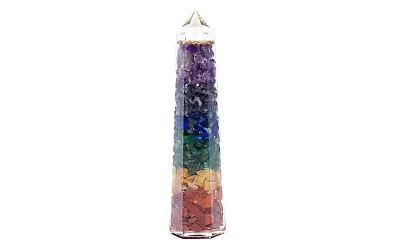 Bunter 7 Chakra Orgonit Obelisk mit 12 cm Höhe aus Edelsteinen und Harz.