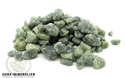 Kleine olivgrüne Peridot-Rohsteine aus Norwegen