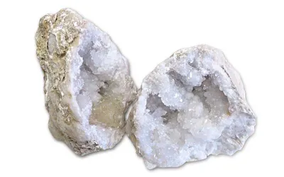 Zwei glitzernde Hälften einer Quarzgeode aus Marokko