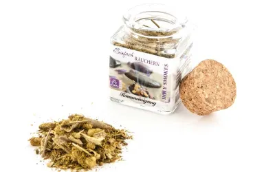Räuchermischung Raumreinigung im 50ml Glas mit Korkverschluss neben losen Kräutern.