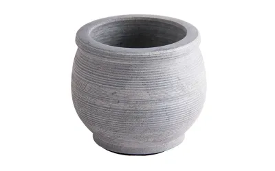 Schlichte schwarze Räucherschale aus Speckstein mit Rillenmuster und Kratzschutz am Boden.