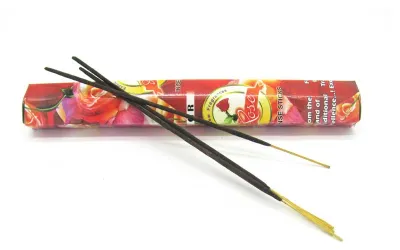 Handgefertigte Rosen-Räucherstäbchen von Aura Mineralien für eine sinnliche Atmosphäre.
