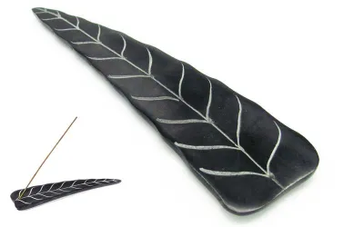 Länglicher Räucherstäbchenhalter aus grauem Speckstein in Form eines naturgetreuen Blattes.