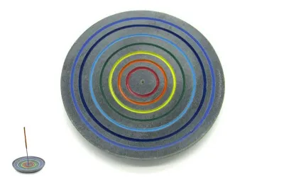 Runder Räucherstäbchenhalter aus grauem Speckstein mit bunten Chakra-Ringen, Durchmesser 10cm.