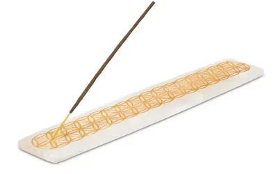 Weißer Selenit Räucherstäbchenhalter mit goldener Blume des Lebens Gravur