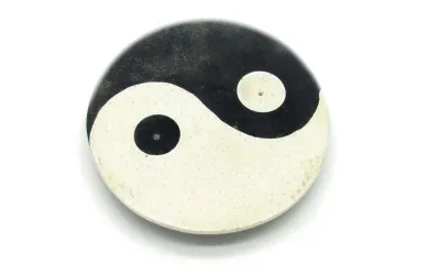 Runder Räucherstäbchenhalter aus Speckstein mit graviertem Yin und Yang Symbol