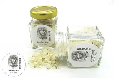 Helles Dammar Harz in einer 50ml Glasflasche mit goldenem Deckel und Nia Incenso Etikett