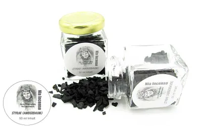 Styrax-Räucherkohle in einer Glasflasche mit schwarzem Twist-off-Verschluss von Aura Mineralien