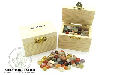 Kleine Holzschatzkiste gefüllt mit bunten Natur-Edelsteinen aus Indien