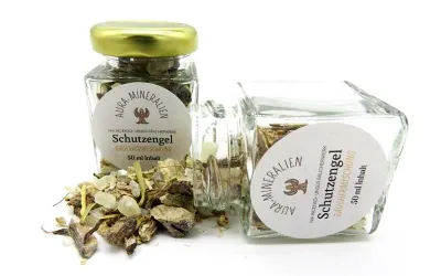 Ein Glasfläschchen mit der hellen Schutzengel-Räuchermischung aus Kräutern und Harzen