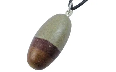 Shiva Lingam Anhänger mit typischer braun-grauer Maserung und silberner Edelstahl-Öse – Aura Mineralien