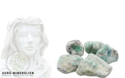 unkelgrüne Smaragd-Kristalle eingebettet in helleres Muttergestein als glatt polierte Trommelsteine.