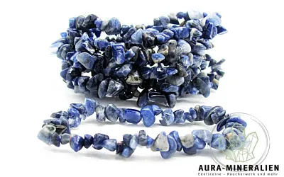 Tiefblaues Sodalith Splitterarmband mit weißen Einschlüssen auf