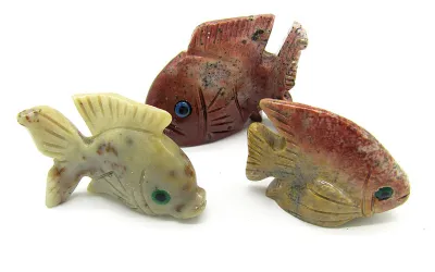 Handgearbeitete kleine Fischfigur aus buntem peruanischem Speckstein