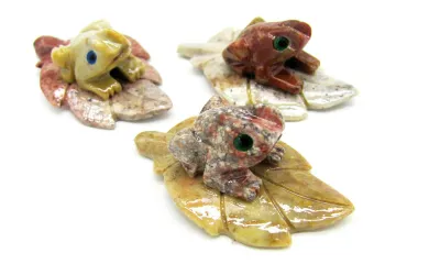 Handgefertigte Specksteinfigur: Ein kleiner Frosch sitzt auf einem Blatt