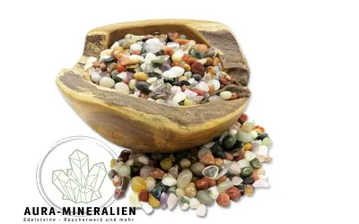 Vielzahl kleiner indischer Trommelsteine 0,7-1,5 cm in bunten Farben.