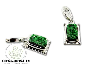 Uwarowit Granat Einzelstück Anhänger mit grünem Kristallrasen in Silber