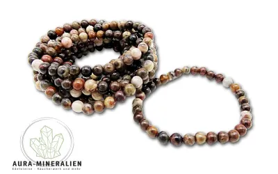 Kugelarmband aus braunem versteinerten Holz aus Madagaskar mit Gummizug.