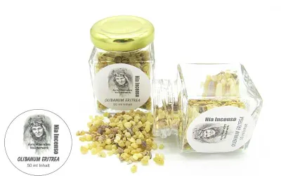 Weihrauch-Tränen des Eritrea Olibanum Harzes in einem kleinen Glasfläschchen.