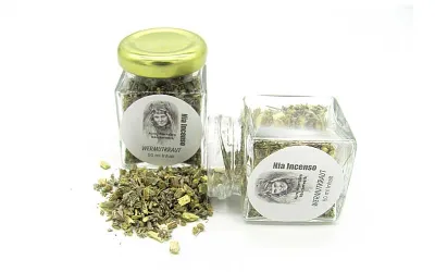 Glasfläschchen mit getrocknetem grünem Wermutkraut